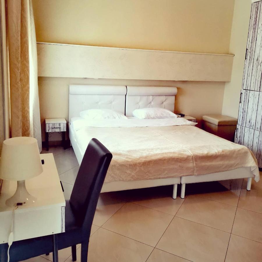 Garni Hotel Dash ノヴィ・サド エクステリア 写真