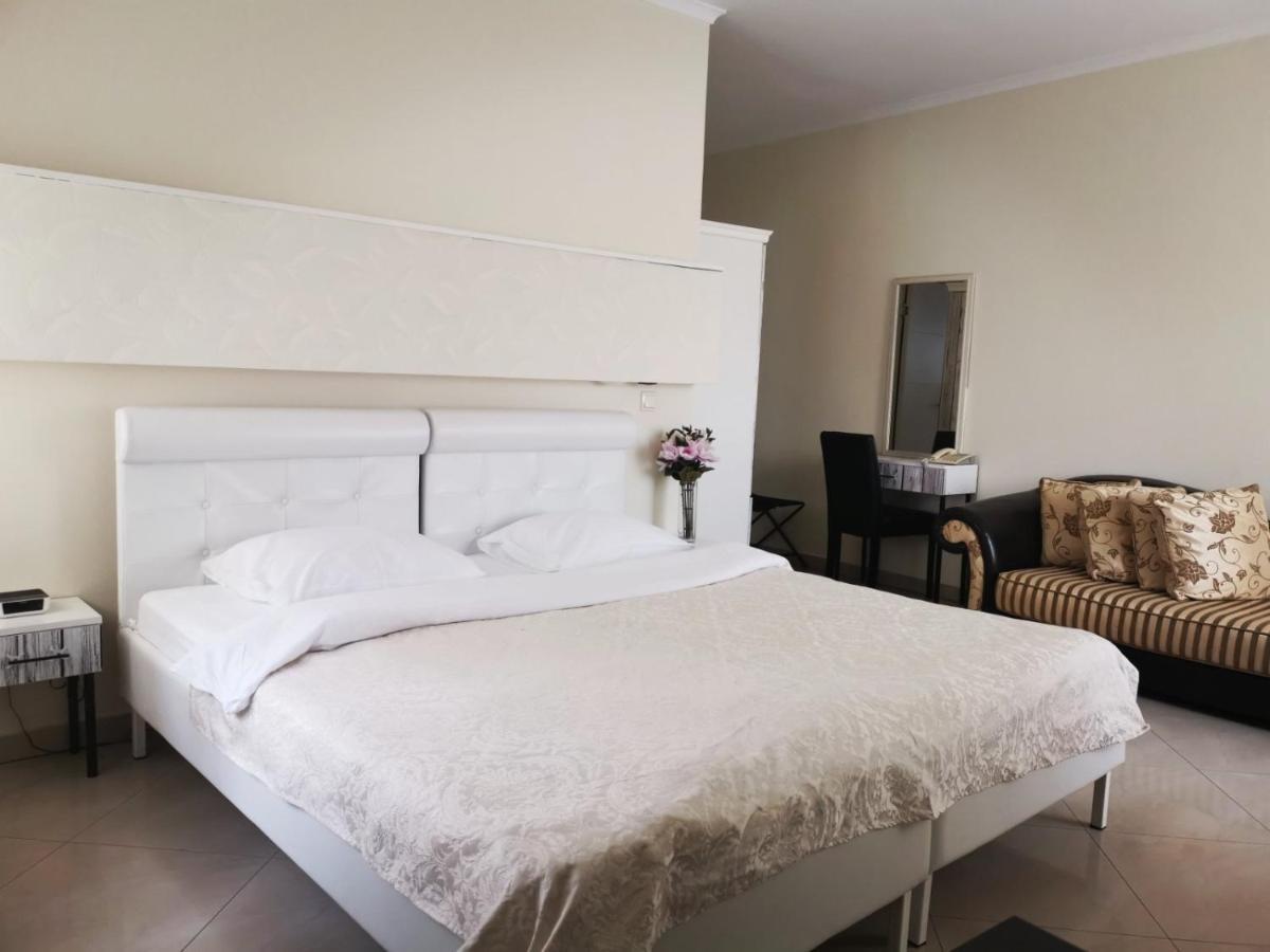 Garni Hotel Dash ノヴィ・サド エクステリア 写真