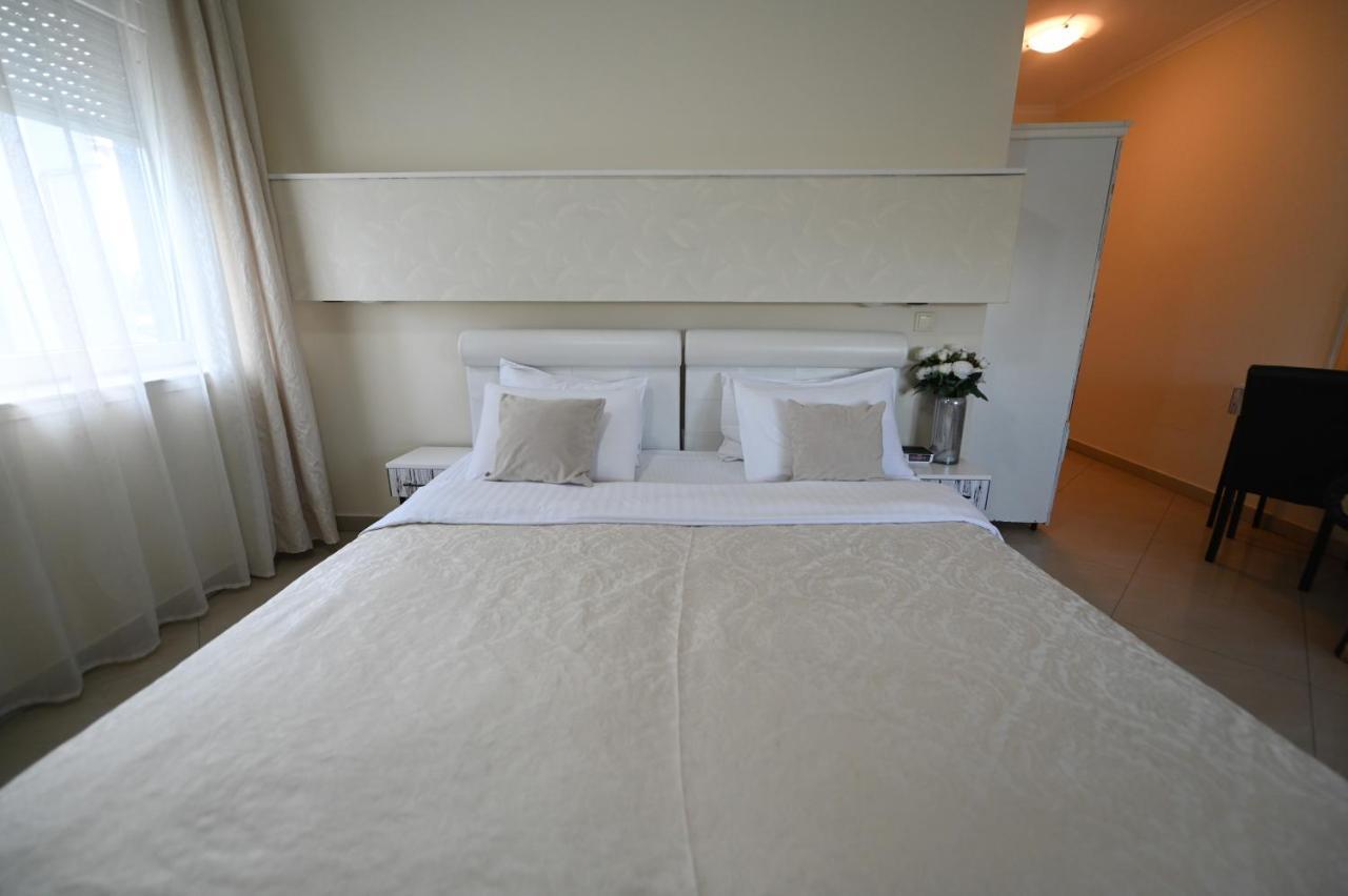 Garni Hotel Dash ノヴィ・サド エクステリア 写真