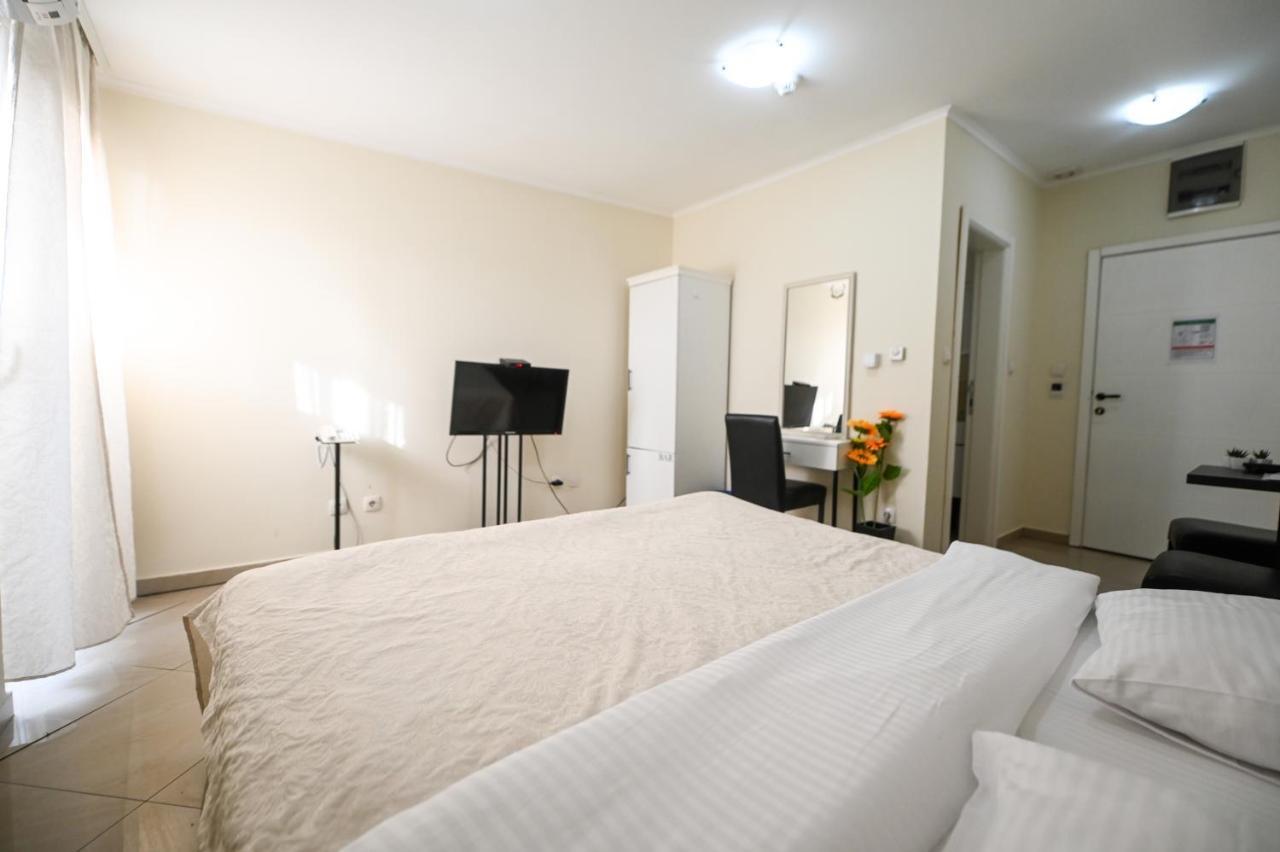 Garni Hotel Dash ノヴィ・サド エクステリア 写真